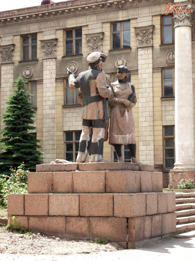 Луганск - Дом Техники,статуи шахтеров