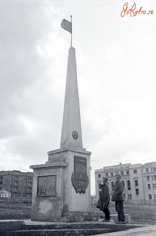 Луганск - Обелиск Славы, установленный в городе Ворошиловограде в честь Донецкой дивизии, освобождавшей Донбасс о немецких захватчиков