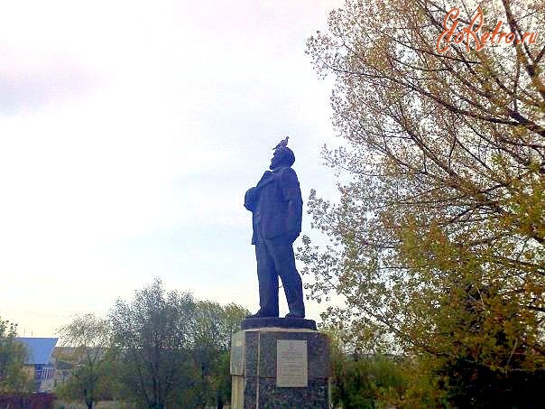 Луганск - Памятник и птица.