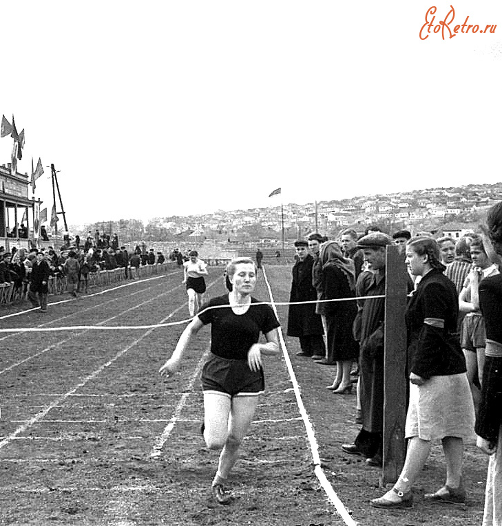 Луганск - Соревнование по легкой атлетике среди учащихся Ворошиловграда,на стадионе им.Ленина  в 1950-е годы.