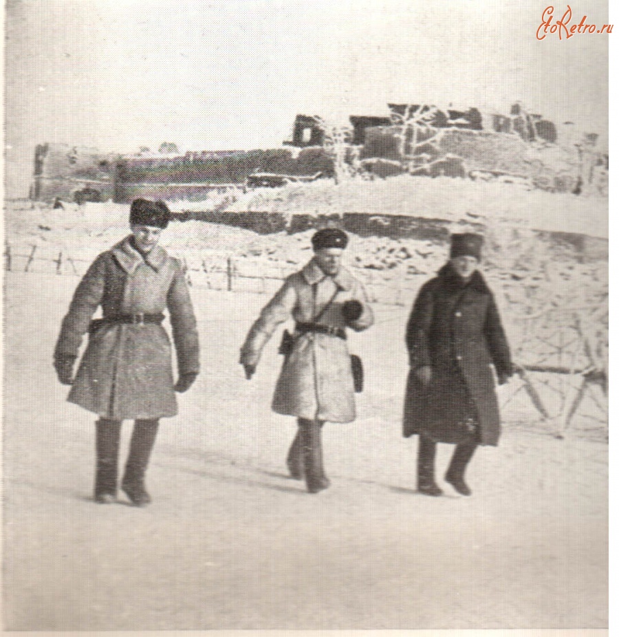 Россия - Писатель Николай Тихонов (в центре) по пути в освобожденный Шлиссельбург