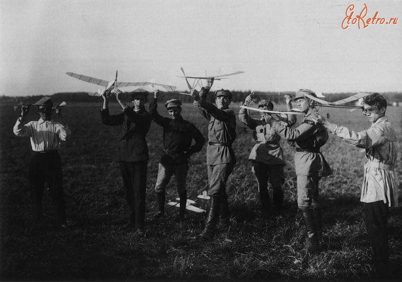 Россия - Члены ассоциации Авиахим с моделями аэропланов- 1926 г.