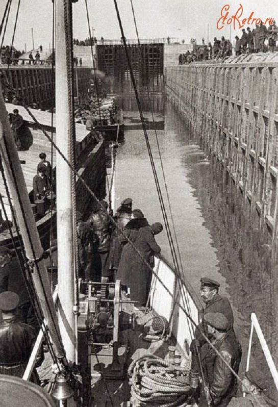 Россия - Первая баржа входит в шлюз. Беломорско-Балтийский канал. СССР, 1933 г.