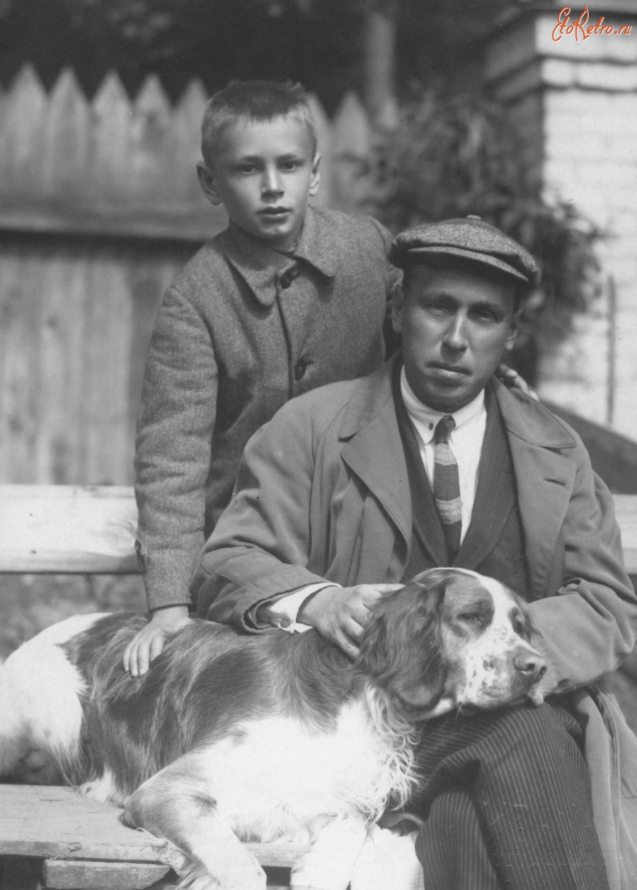Россия - Серёжа Жевакин с отцом и собакой.