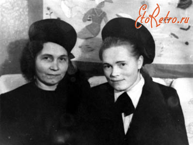 Россия - 1957г. Две сестры в модных беретах.