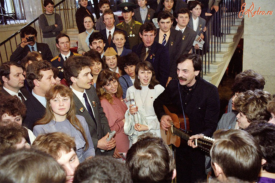 Россия - Михаил Боярский среди делегатов ВЛКСМ в перерыве между заседаниями.