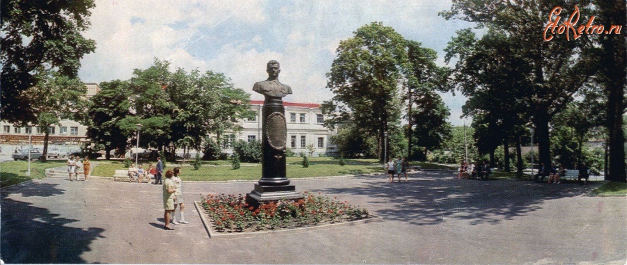 Сумы - Памятник дважды Герою Советского Союза С.П. Супруну