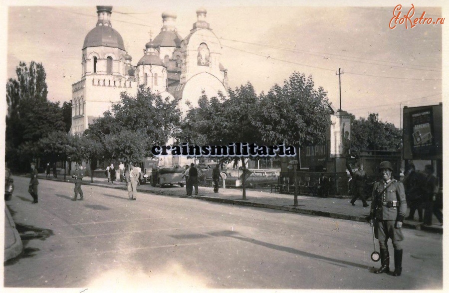 Ровно - Ровно Полевой жандарм с нарукавной повязкой возле собора