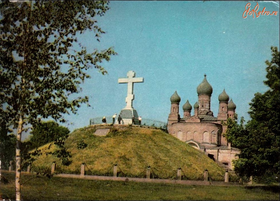 Полтава - Братская могила русских воинов — курган вблизи посёлка Яковцы (ныне в черте города Полтава).