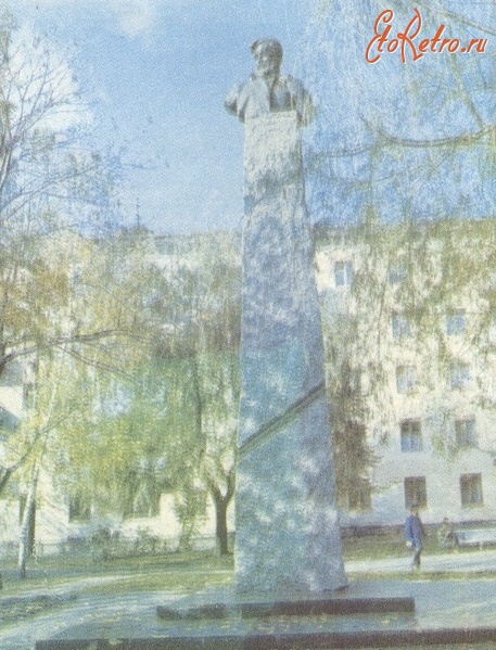 Житомир - Памятник Герою Советского Союза Г.И.Шелушкову