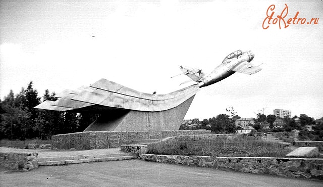 Житомир - Памятник-самолет  на честь 2-ой Воздушной армии,которая освобождала город Житомир от немецко-фашистких захватчиков,под командованием генерал-лейтенанта С.А.Красовского.