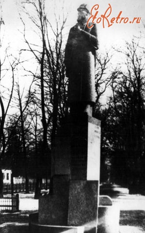 Житомир - Памятник Н.Щорсу.  В начале аллеи Второго бульвара в ноябре 1931 года воздвигли памятник Авторы памятника - скульптор П. Ульянов, архитектор Б. Кратко. Памятник был взорван немцами при оккупации города в 1941 году.