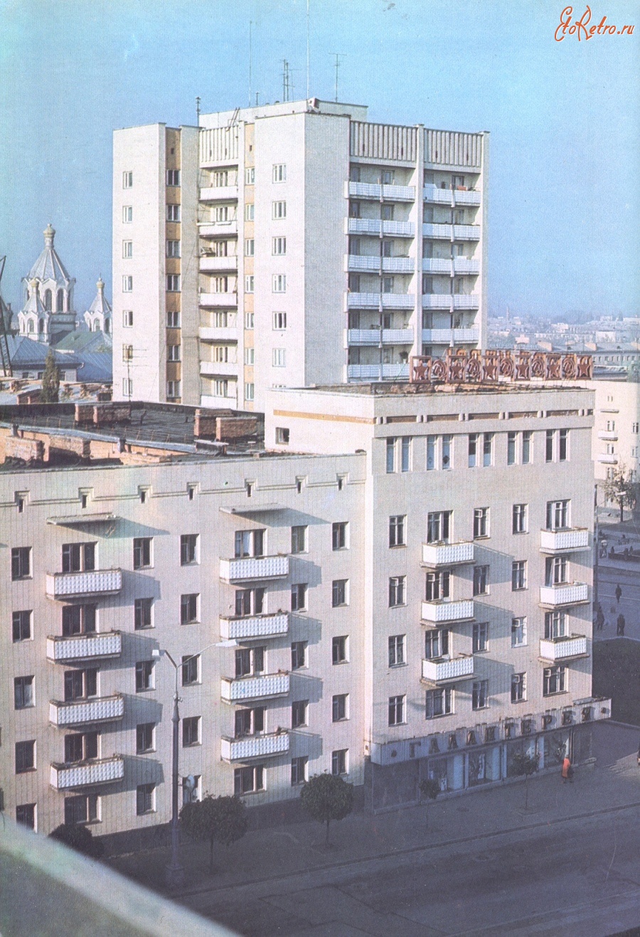 Житомир - Собор на фоне многоэтажек.