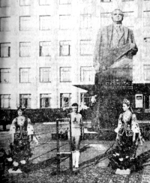 Житомир - Эстафета  Олимпийского огня возле памятника С.п.Королеву на площади Советов