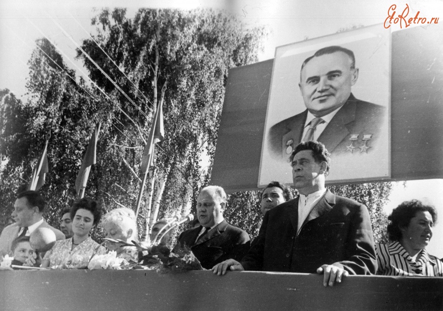 Житомир - Мітинг на вулиці Леваневського біля будинку № 5 з нагоди відкриття меморіального будинку-музею С. П. Корольова 1 серпня 1970 року.
