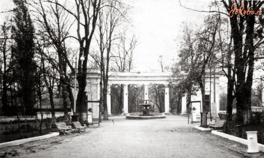 Житомир - Житомир. Колоннада и фонтан у входа в городской парк