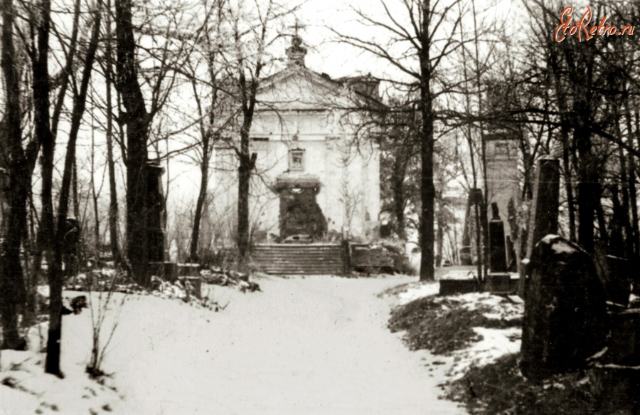 Житомир - Центральная аллея Польского кладбища с разрушенной часовней Святого Станислава