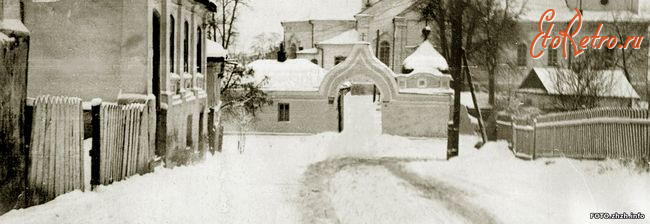 Житомир - Возле ворот Успенской церкви