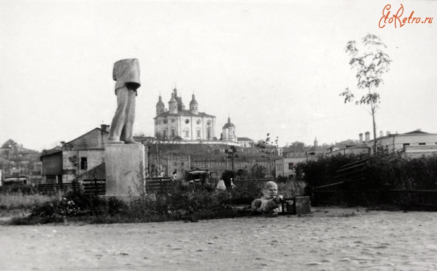 Смоленск - Разрушенный памятник Ленину в Смоленске на территории льнокомбината имени Андреева во время немецкой оккупации в 1941-1943 гг