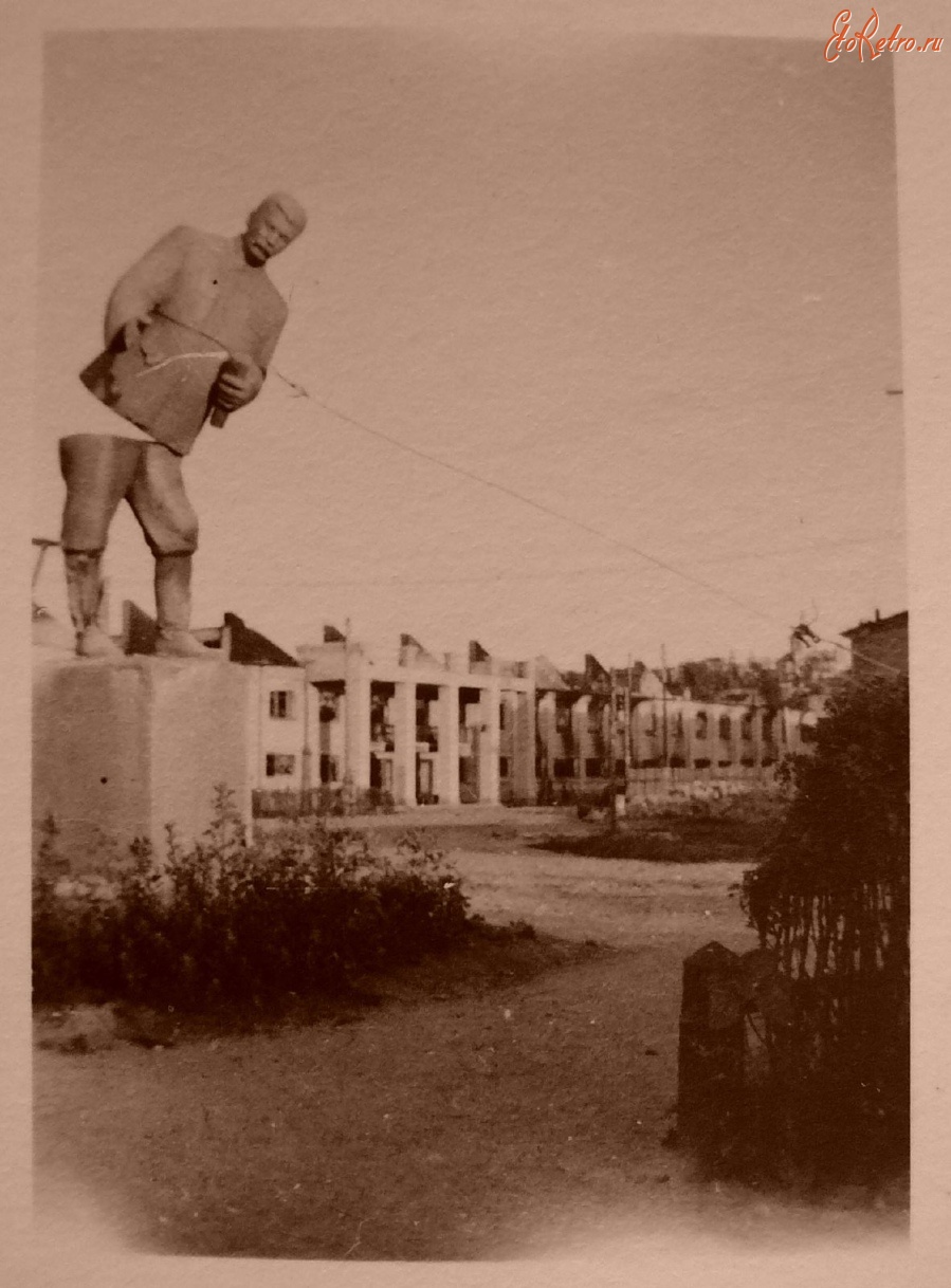 Смоленск - Уничтожение памятника Сталину на территории льнокомбината имени Андреева в Смоленске