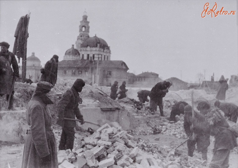 Гагарин - Местное население оккупированного фашистами г. Гжатска разбирает развалины