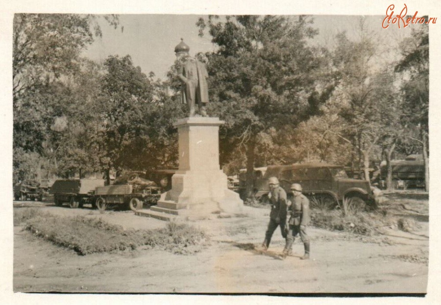 Чернигов - Разрушенный нацистами памятник Ленину в Чернигове во время немецкой оккупации в Великой Отечественной войне