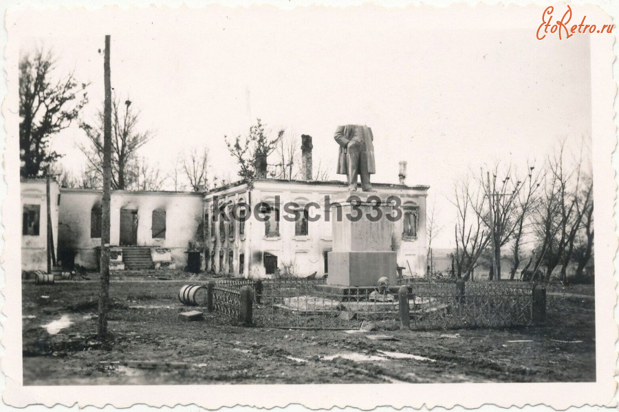 Холм-Жирковский - Разрушенный нацистами памятник Ленину в Холм Жирковском во время немецкой оккупации 1941-1943 гг в Великой Отечественной войне