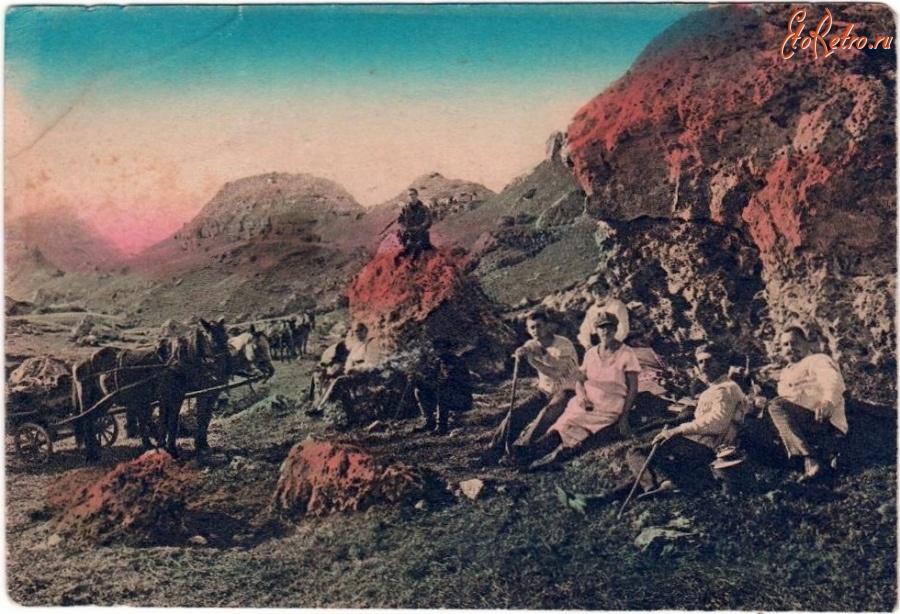Кисловодск - Группа экскурсантов у скалы Бермамыта, в цвете
