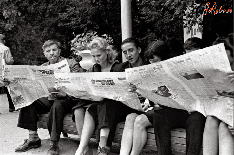 Тамбов - Тамбовчане, читающие газету «Тамбовская правда», в городском парке культуры и отдыха