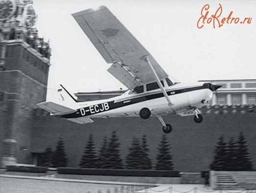 Москва - Немецкий пилот -любитель М. Руст приземляется на Красной площади 1987 г.