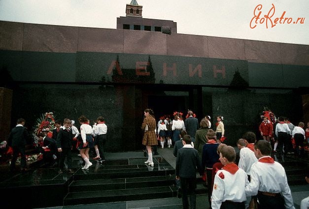 Москва - Пионеры возлагают цветы к мавзолею.