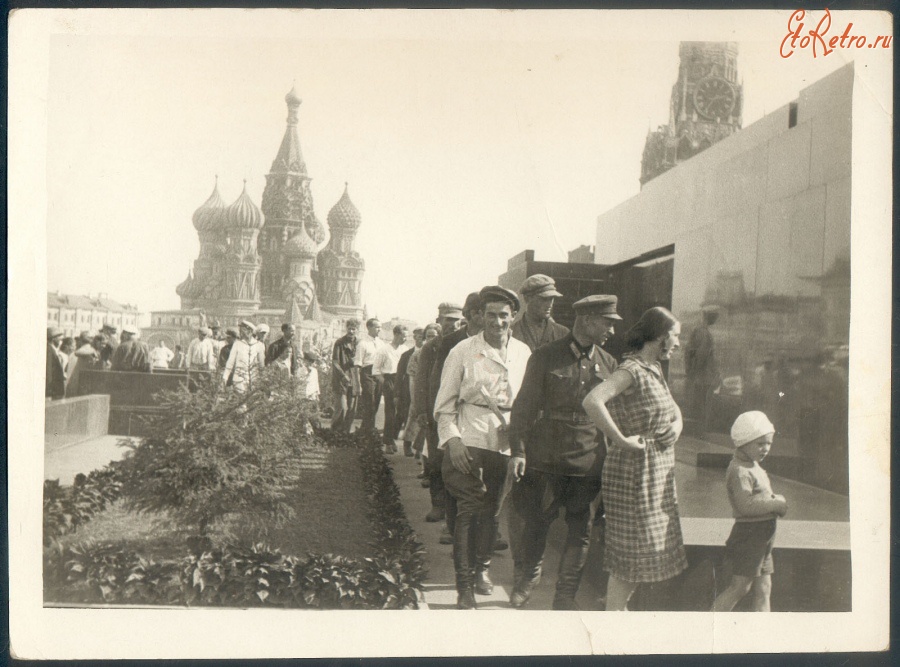 Москва - Очередь в Мавзолей Ленина в августе 1932 года.