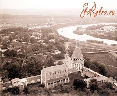 Москва - Вид с колокольни на Москва-реку (внизу видна башня «Дуло» и корпус Сушила; слева от излучины реки — церковь в Старом Симонове), старая фотография