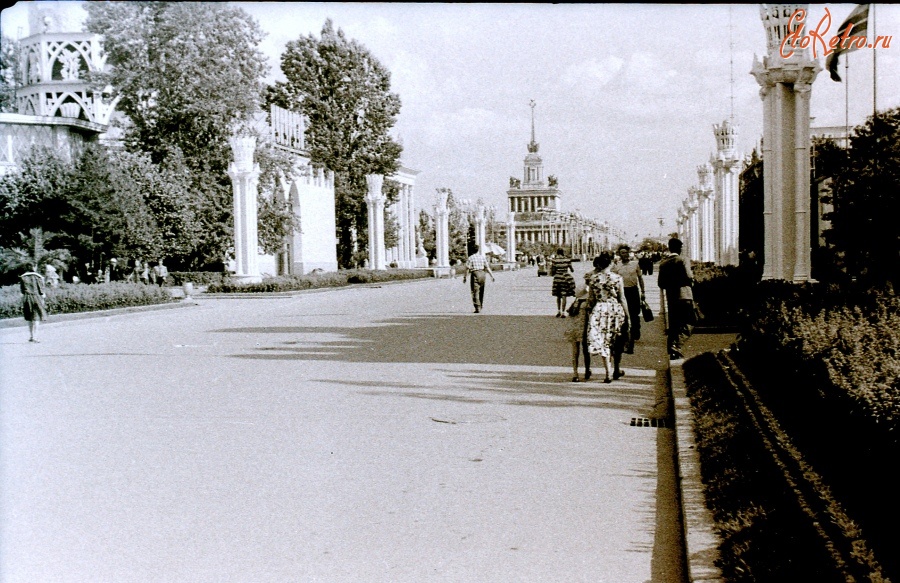 Москва - 1961 г, Москва, ВДНХ, на аллее к центральному павильону