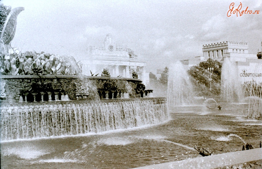 Москва - 1961 г, Москва, ВДНХ, струи фонтана Каменный Цветок, левее