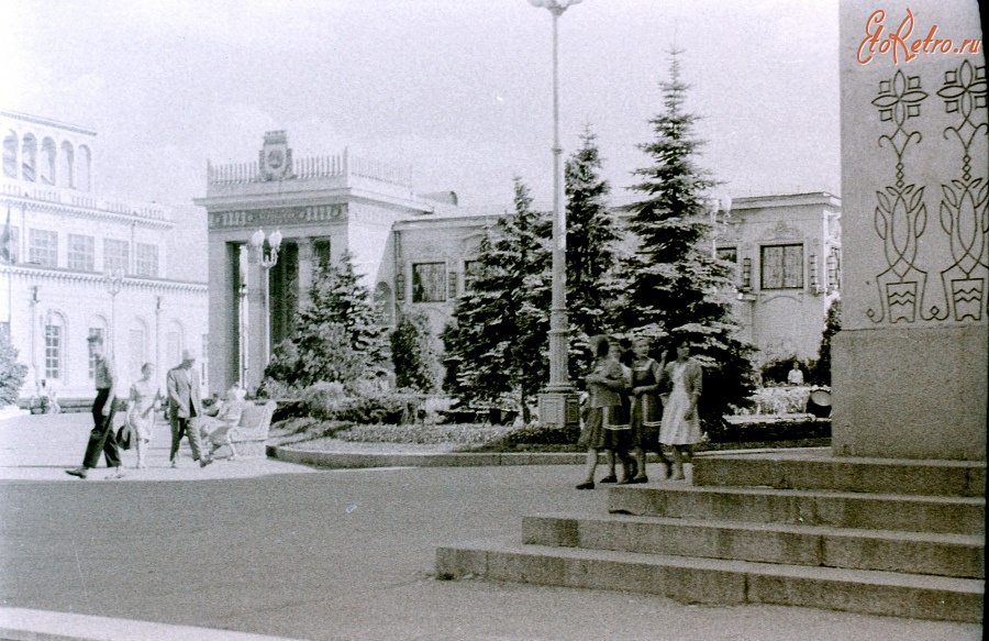 Москва - 1961 г, Москва, ВДНХ, у павильонов
