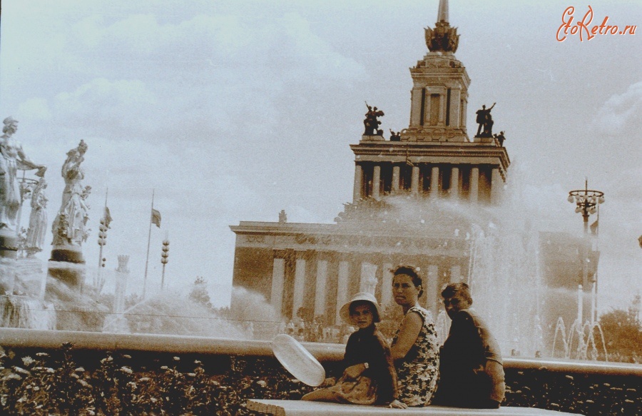Москва - 1961 г, Москва, ВДНХ, у фонтана Дружбы Народов