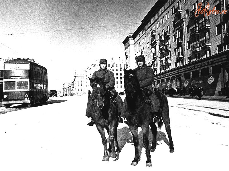 Москва - Комендантский патруль на улице Горького в дни обороны Москвы.
