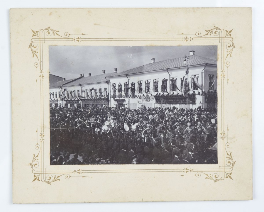 Москва - Фото конной процессии, шествующей по Тверской улице во время въезда Государя Императора Николая II в Москву во время коронационных торжеств 9 мая 1896 г.