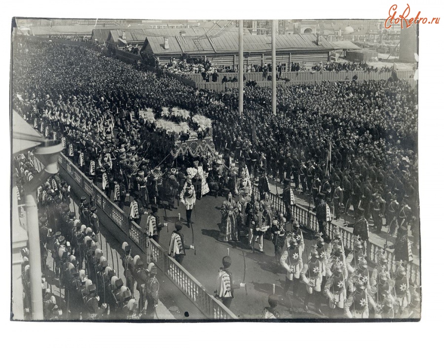 Москва - Фото коронационной процессии, идущей по территории Кремля, после церемонии коронования в Успенском соборе 14 мая 1896 г.