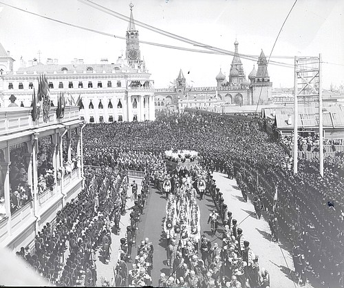 Москва - Коронация императора Николая II Император со свитой на территории Кремля 14 мая 1896 г.