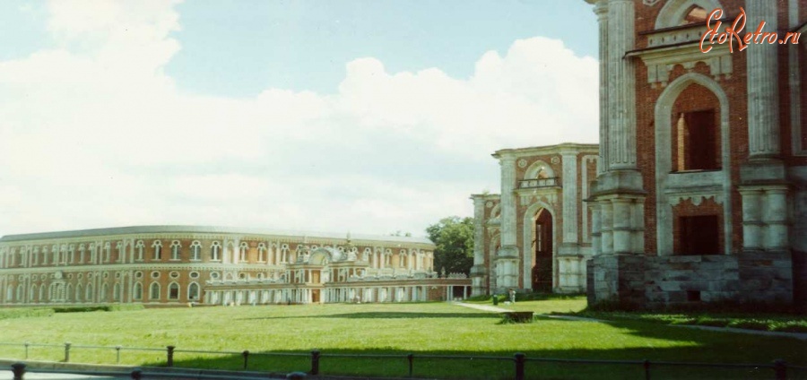Москва - Царицыно. Вид на Хлебный дом, Фигурную арку и башни Большого дворца
