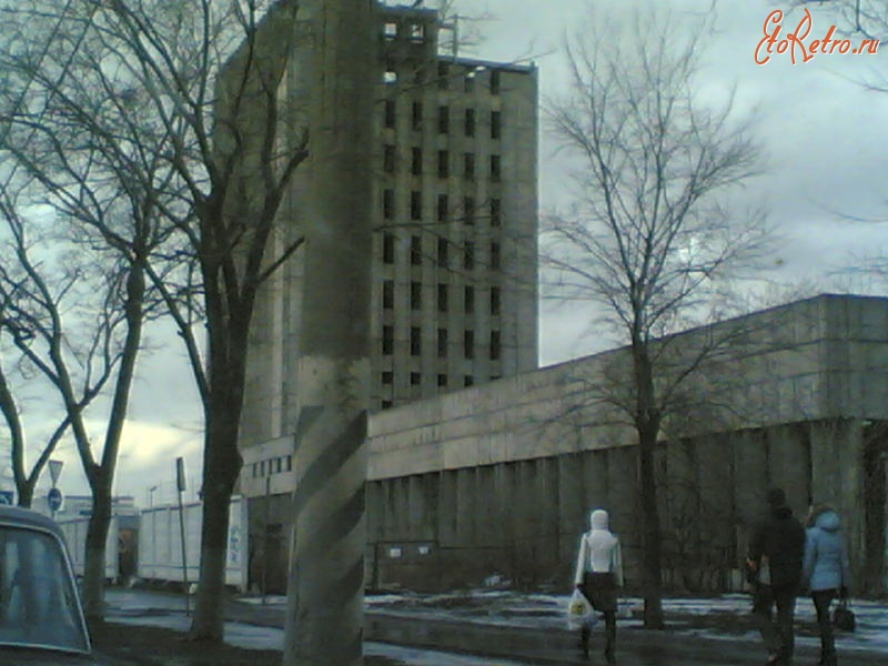 Москва - район Орехово-Борисово Южное. Заброшенное недостроенное здание на Каширском шоссе