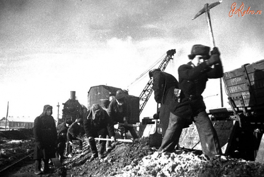 Москва - Рабочие и служащие ремонтно-жилищной конторы Ленинской железной дороги на Всесоюзном воскреснике по очистке железнодорожных путей