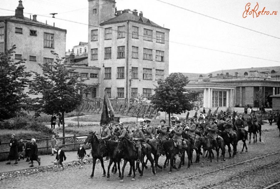 Москва - Конные части Красной Армии на улицах Москвы