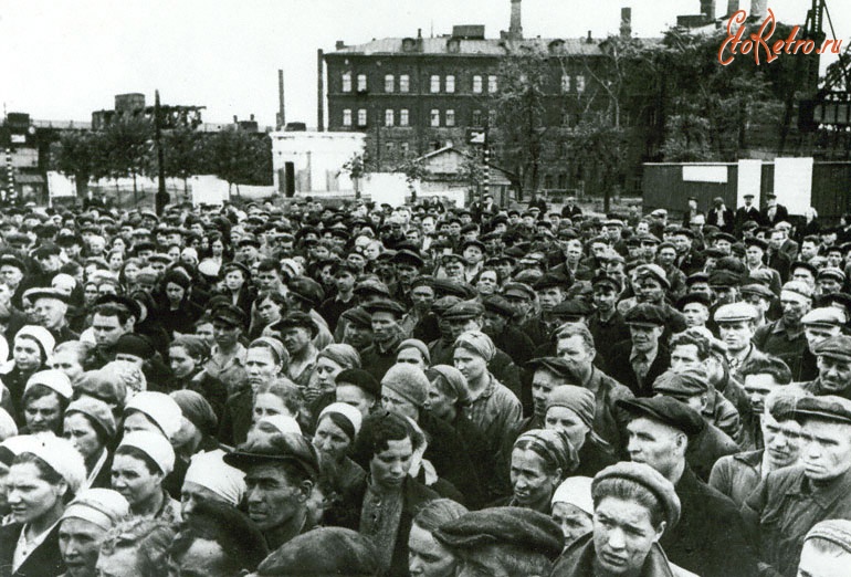 Москва - Рабочие завода «Серп и Молот» слушают заявление Советского правительства о вероломном нападении фашистской Германии на СССР