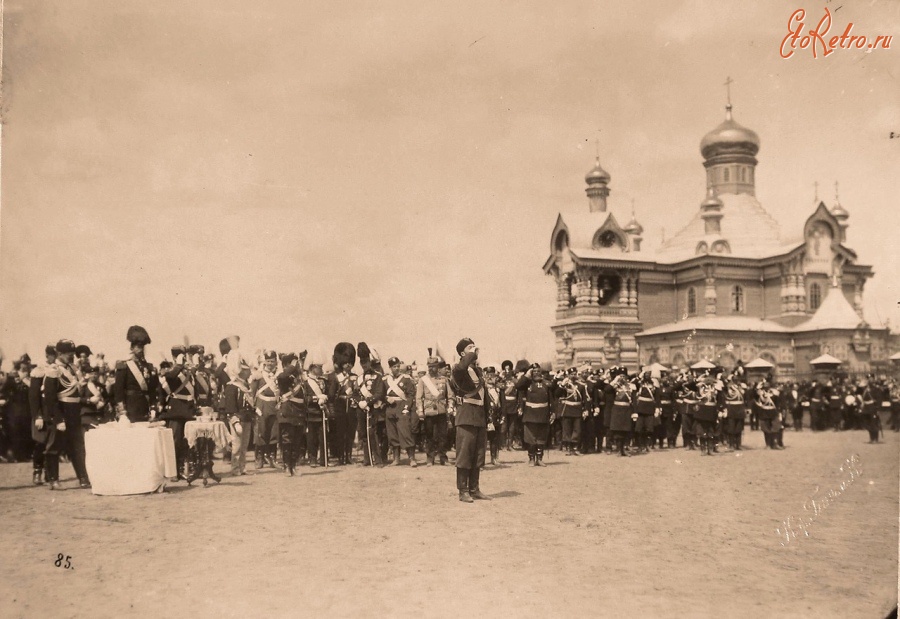 Москва - Николай II выпивает чарку водки на Ходынском поле перед военным парадом 1896 года