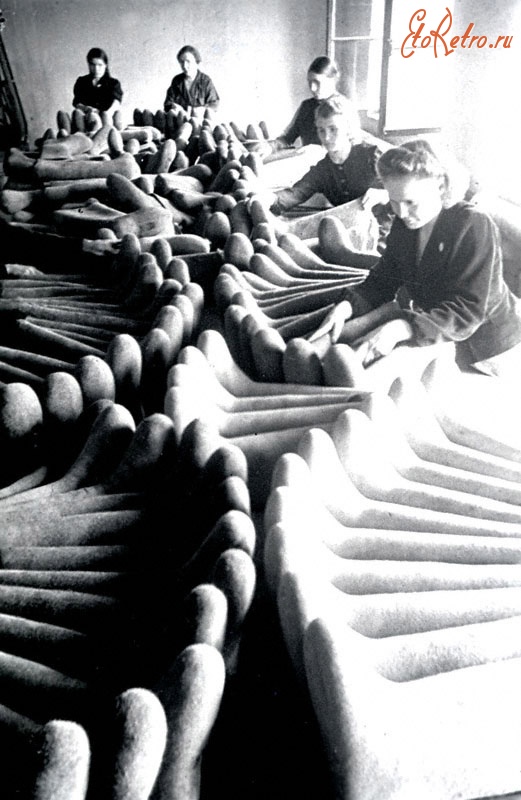 Москва - Рабочие за сортировкой валенок Московской обувной фабрики, предназначенных для отправки на фронт