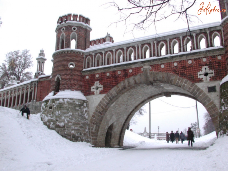 Москва - Царицыно в 2000 г. Вид на Фигурный мост с дороги под него