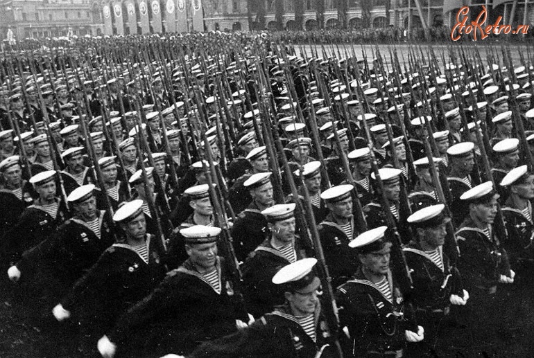 Москва - Колонна моряков-десантников и подводников на Красной площади на Параде Победы